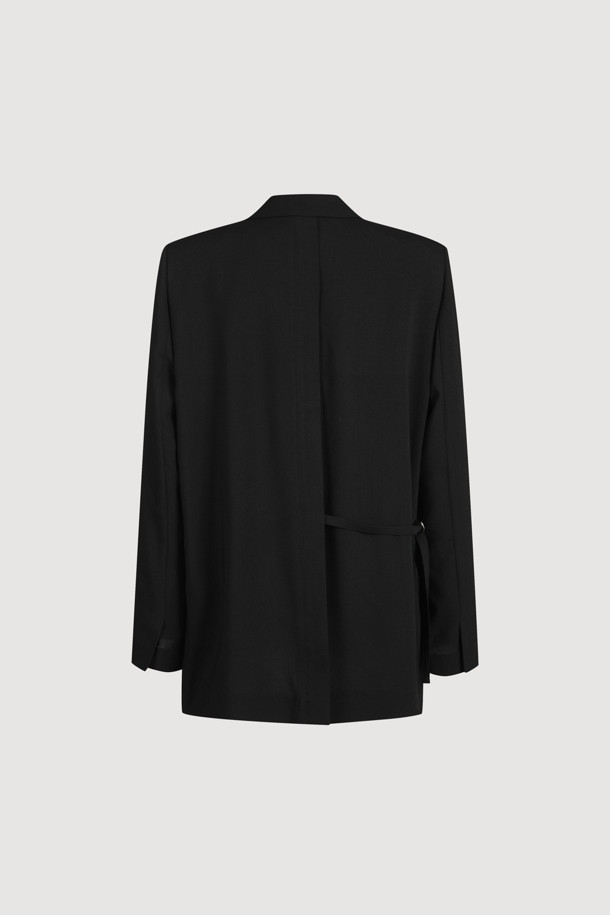 [Re-Order] Pintuck Pocket Single Jacket(black)는 모던하고 클래식한 스타일의 싱글 자켓입니다. TR 소재로 제작되어 얇은 두께감으로 여름에도 시원하게 착용 가능하며, 블랙 컬러에 일자핏으로 어떤 옷에도 잘 어울립니다. 어깨 패드, 빅 아웃포켓, 다트 스티치 디테일, 뒤 중심 슬릿, 제천 벨트, LUCKY 로고 패턴 안감 등 섬세한 디테일이 돋보이는 제품입니다.
