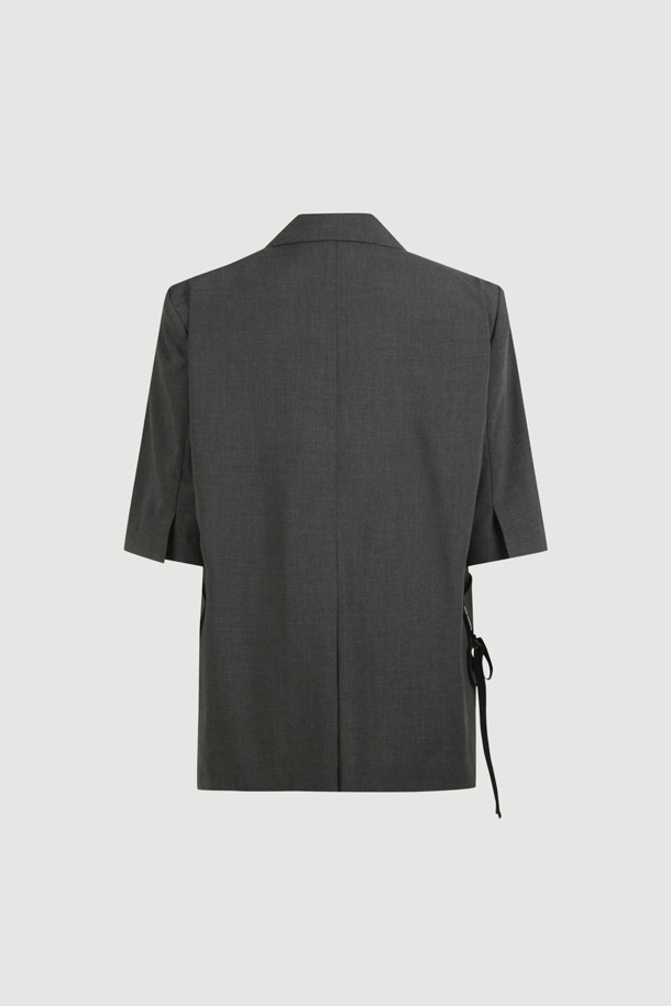 [Re-Order] Poly Single Half Sleeve Jacket (melange grey)는 린넨 소재로 고급스러운 촉감을 선사하며, 멜란지 그레이 컬러가 세련된 느낌을 더하는 여성 자켓입니다. 봄, 여름 시즌에 어울리는 스탠다드핏의 반소매 자켓으로, 일상과 세미포멀 스타일 모두 소화 가능하며, 클래식하면서도 유니크한 무드를 연출합니다. 빅 사이즈 아웃포켓과 테이프 디테일이 특징이며, 원피스 또는 스커트와 매치하면 더욱 멋스럽게 연출할 수 있습니다.
