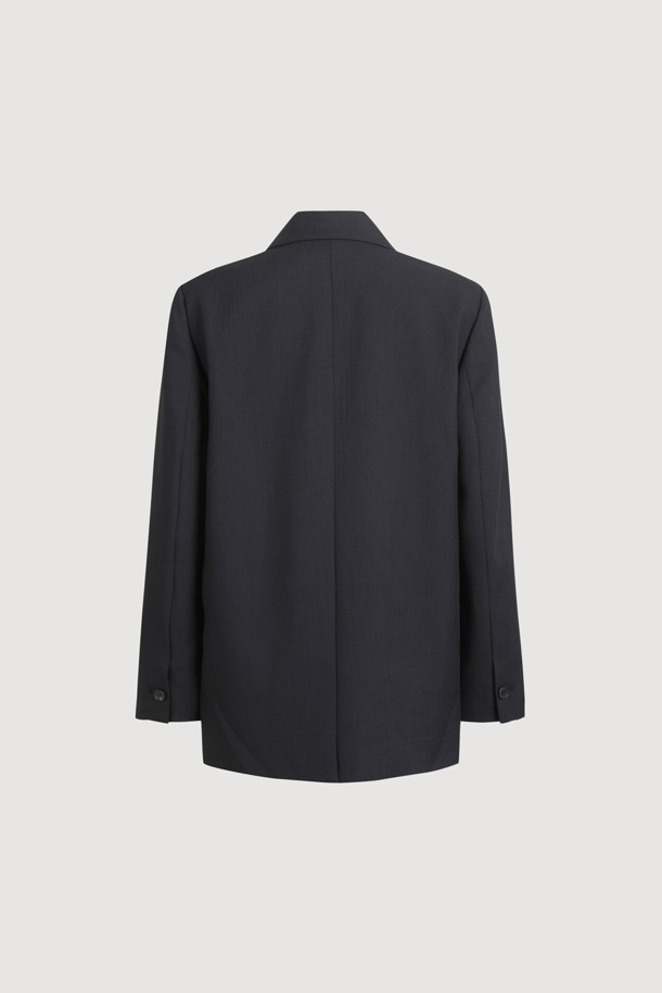 리본 디테일 폴리 싱글 재킷 (Ribbon Detail Poly Single Jacket, 블랙)은 클래식과 캐주얼 무드를 동시에 연출하는 여성 자켓입니다. 두껍고 뻣뻣한 폴리에스테르 소재로 제작되어 봄, 가을에 착용하기 좋으며, 중힙 기장의 박시 핏으로 편안한 착용감을 선사합니다. 싱글 버튼 여밈 방식에 리본 디테일 포켓이 더해져 포인트를 더하고, 안감에는 럭키 (LUCKY) 로고 패턴이, 소매 안감에는 스트라이프 패턴이 적용되어 있습니다. 소매는 레터링 테이프로 턴업하여 다양한 스타일을 연출할 수 있으며, 출근룩, 오피스룩, 모임룩 등 TPO에 맞춰 미니멀하고 세련된 스타일을 완성해보세요.
