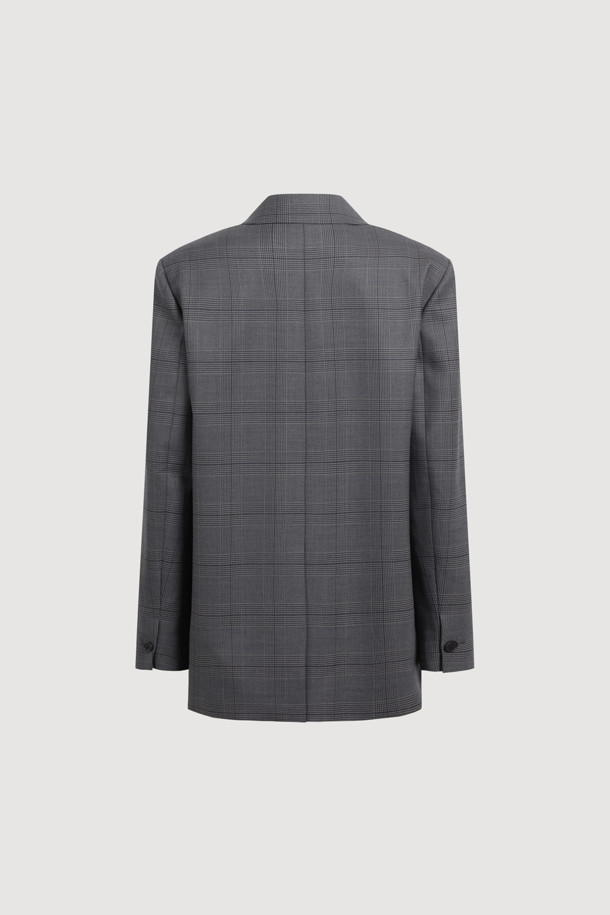 리본 디테일 체크 싱글 재킷 (다크 그레이)은 가을, 겨울 시즌에 어울리는 여성용 아우터입니다. 클래식과 캐주얼 스타일을 모두 소화할 수 있으며, 출근룩, 겨울 데일리룩, 모임룩 등 다양한 TPO에 적합합니다. 울 소재로 제작되어 두꺼운 두께감을 자랑하며, 체크 패턴이 돋보이는 박시핏 싱글 버튼 재킷입니다. 행운을 뜻하는 LUCKY 로고 패턴 안감과 스트라이프 소매 안감, 레터링 테이프 턴업 디테일이 더해져 포인트를 더합니다. 다크 그레이 컬러로 어떤 옷에도 쉽게 매치하여 미니멀한 스타일을 연출할 수 있습니다.
