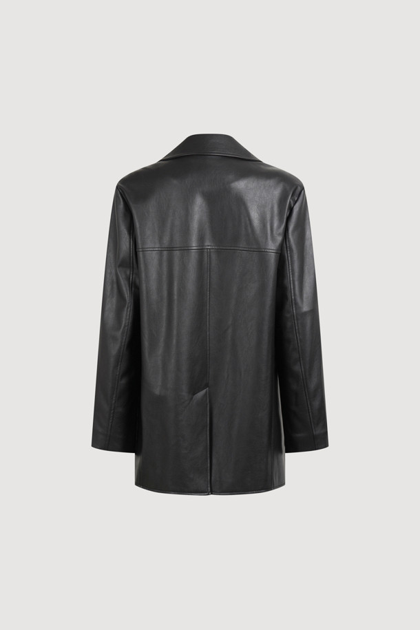 페이크 레더 싱글 재킷 (블랙)은 여성용으로, 봄, 가을에 착용하기 좋은 테일러드 스타일의 재킷입니다. 부드러운 촉감의 인조 가죽과 스웨이드 소재를 사용하여 클래식하면서도 캐주얼한 분위기를 연출합니다. 블랙 컬러의 무지 디자인에 레귤러 기장, 싱글 버튼 여밈 방식으로 제작되었으며, 스트레이트 핏으로 떨어지는 실루엣이 특징입니다. 내부 안감과 가슴 및 아웃 포켓, 로고 와펜 등의 디테일이 더해져 데이트룩, 모임룩, 미니멀룩 등 다양한 스타일에 활용하기 좋습니다.
