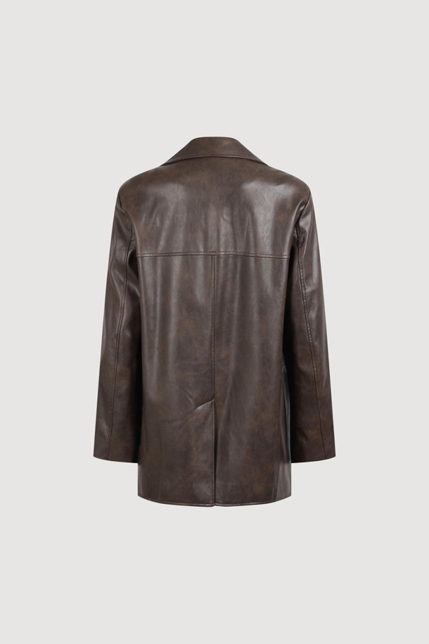 페이크 레더 싱글 재킷(브라운)은 가을, 겨울에 어울리는 여성용 자켓입니다. 부드러운 촉감의 인조 가죽과 스웨이드 소재로 제작되었으며, 두꺼운 두께감으로 따뜻함을 더했습니다. 클래식과 캐주얼 스타일을 모두 소화할 수 있으며, 무지 패턴에 스트레이트 핏으로 어떤 옷에도 잘 어울립니다. 테일러드 코트 타입에 싱글 버튼 여밈 방식으로, 가슴 포켓, 아웃 포켓, 로고 패턴 안감, 로고 와펜 디테일이 돋보입니다. 데이트룩, 가을 나들이룩, 겨울 데일리룩에 활용하기 좋습니다.
