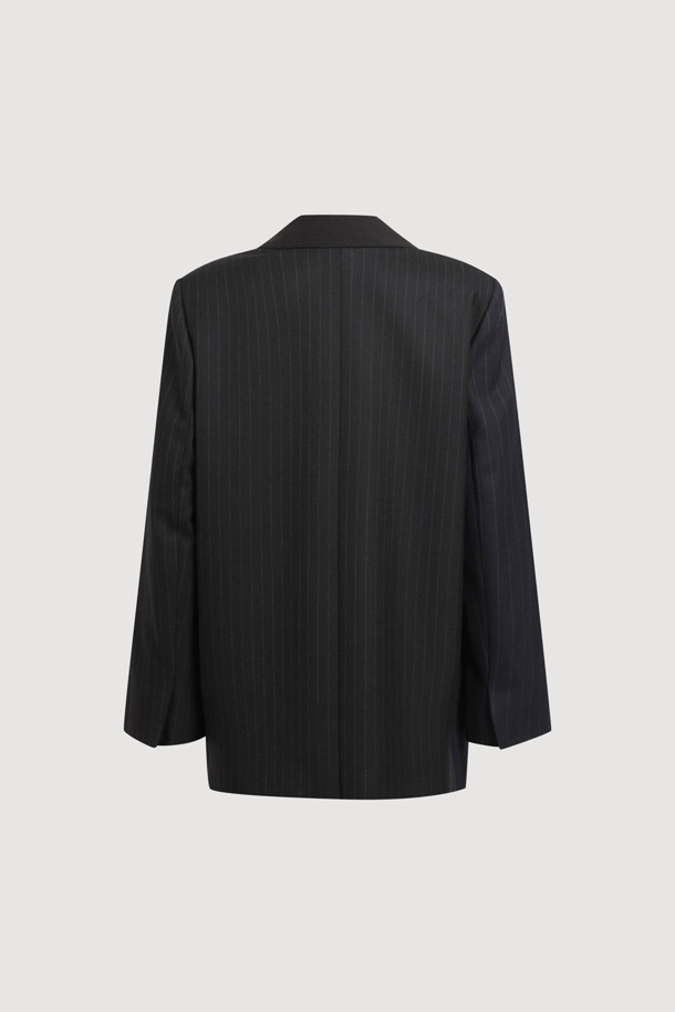 [Re-Order] 데님 패치 믹스 재킷 (블랙)은 데이트룩, 모임룩에 어울리는 모던, 캐주얼, 클래식 스타일의 자켓입니다. 봄, 가을에 착용하기 좋으며, 데님과 울 소재의 믹스매치로 제작되었습니다. 슬림핏과 일자핏 두 가지로 출시되어, 개인의 취향에 따라 선택할 수 있습니다. 블랙 컬러에 패치워크와 스트라이프 패턴이 돋보이며, 스티치 디테일과 LUCKY 로고 안감, 켄톤 버튼으로 포인트를 더했습니다. 레귤러 기장의 긴소매 자켓으로 다양한 스타일 연출에 활용하기 좋습니다.
