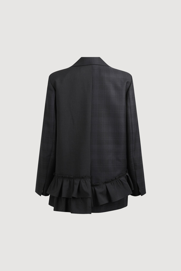 프릴 디테일 체크 싱글 재킷은 가을, 겨울 시즌 여성 고객을 위한 아우터입니다. 톤 다운된 다크 그레이 컬러의 울 소재로 제작되어, 클래식하면서도 유니크한 스타일을 연출합니다. 테일러드 코트 타입에 싱글 버튼 여밈으로 깔끔함을 더했으며, 박시한 핏과 긴 소매 기장으로 편안한 착용감을 선사합니다. 체크 패턴과 프릴 디테일이 믹스앤매치된 디자인으로 오피스룩, 모임룩, 겨울 데일리룩 등 다양한 TPO에 활용 가능하며, 미니멀, 시크한 스타일을 선호하는 분들께 추천합니다.
