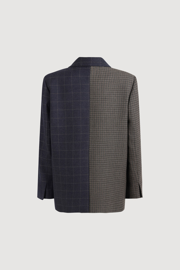 체크 믹스 테일러드 재킷 (브라운)은 시크하고 클래식한 스타일을 연출하는 테일러드 재킷입니다. 브라운 컬러와 윈도우 체크 패턴이 특징이며, 일상, 오피스룩, 비즈니스 캐주얼, 모임룩 등 다양한 TPO에 활용하기 좋습니다. 싱글 버튼 여밈과 일자핏으로 깔끔한 실루엣을 제공하며, 긴 소매 기장과 언발란스 믹스 단추, 가슴 포켓 디테일이 돋보입니다. 안감에는 럭키 로고 패턴이 적용되어 유니크함을 더했습니다.
