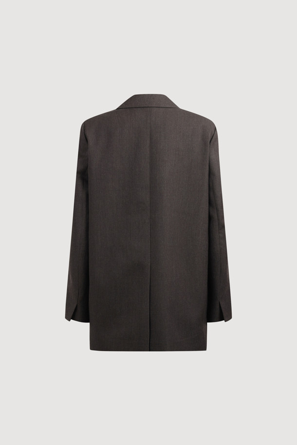 브라운 컬러의 스웨이드 포켓 체크 싱글 재킷입니다. 울과 스웨이드 소재의 조화로 가을, 겨울 시즌에 따뜻하고 포근하게 착용할 수 있습니다. 슬림핏에 크롭 기장으로, 모던하고 클래식한 스타일을 연출하며 오피스룩, 출근룩, 모임룩에 적합합니다. 체크 패턴과 스웨이드 포켓 디테일이 돋보이며, LUCKY 로고 패턴 안감과 소뿔 단추로 고급스러움을 더했습니다. 싱글 버튼 여밈 방식의 두꺼운 두께감으로 시크하고 미니멀한 스타일을 완성할 수 있습니다.
