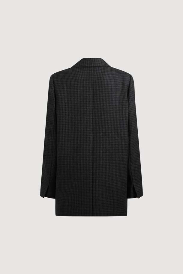 세련된 분위기를 연출하는 스웨이드 포켓 체크 싱글 재킷 (grey)입니다. 여성 고객을 위해 디자인되었으며, 가을과 겨울에 따뜻하게 착용할 수 있습니다. 모던하고 클래식한 스타일을 동시에 만족시키는 체크 패턴과 슬림핏 디자인이 특징입니다. 부드러운 스웨이드와 울 소재, 소뿔 단추, 럭키 로고 안감 디테일로 고급스러움을 더했습니다. 오피스룩, 출근룩, 모임룩 등 다양한 TPO에 활용 가능하며, 클래식, 미니멀, 시크한 스타일을 연출하기 좋습니다.
