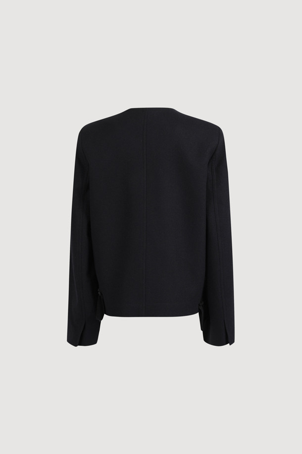 세련된 무드의 라운드 넥 트위드 재킷 (블랙)을 소개합니다. 울과 캐시미어 혼방 소재로 제작되어 부드러운 촉감과 뛰어난 보온성을 자랑하며, 가을과 겨울 시즌에 제격입니다. 클래식하고 엘레강스한 무드를 더하는 체크 패턴과 싱글 버튼 여밈, 루즈핏 디자인이 특징입니다. 금속 단추와 프릴 디테일로 포인트를 주었으며, 럭키 로고 패턴 안감으로 고급스러움을 더했습니다. 오피스룩, 모임룩, 소개팅룩 등 다양한 TPO에 활용 가능하며, 클래식, 미니멀, 시크한 스타일을 연출하기 좋습니다.
