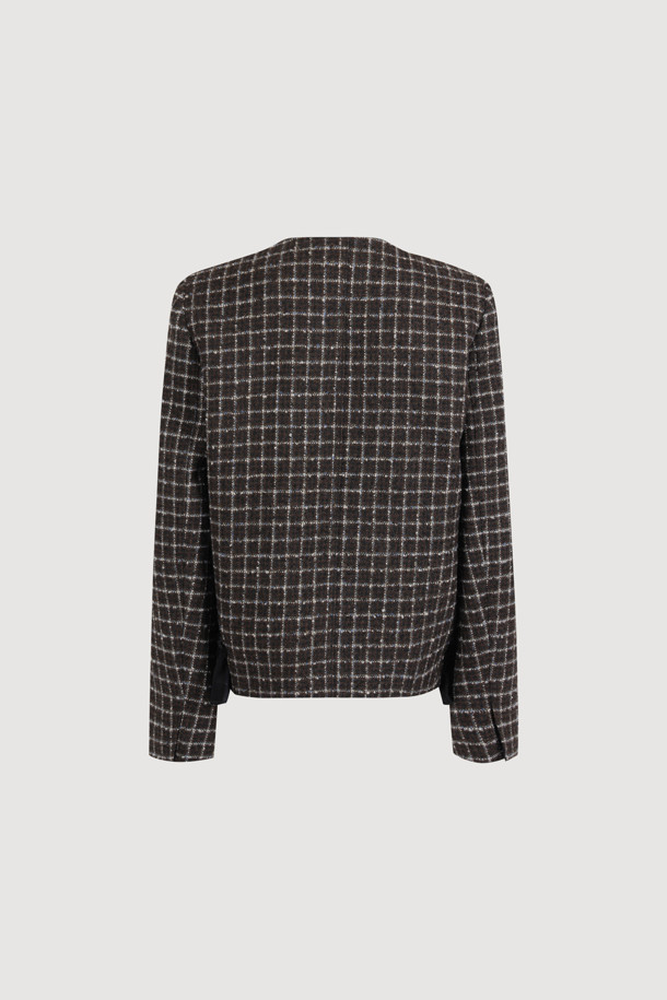 세련된 분위기를 연출하는 라운드넥 트위드 재킷 (멀티 컬러)입니다. 울과 캐시미어 혼방 소재로 제작되어 부드러운 촉감과 두꺼운 두께감으로 따뜻함을 선사합니다. 클래식하고 엘레강스한 무드를 자아내는 체크 패턴과 금속 단추, 프릴 디테일, 비대칭 디자인이 돋보입니다. 넉넉한 루즈핏으로 편안하게 착용 가능하며, LUCKY 로고 패턴 안감이 고급스러움을 더합니다. 봄, 가을 시즌 모임룩, 데이트룩, 오피스룩 등 다양한 TPO에 활용하여 시크하고 미니멀한 스타일을 완성해보세요.
