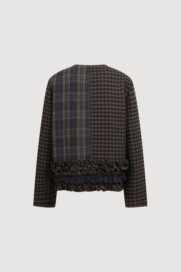 No Collar Crop Double 재킷 (멀티 컬러)는 여성스러운 캐주얼룩을 완성하는 크롭 기장의 데님 자켓입니다. 데이트룩, 모임룩 등 다양한 TPO에 활용 가능하며, 캐주얼과 클래식 스타일을 모두 아우릅니다. 체크 패턴에 데님 포켓 디테일과 밑단 프릴 장식이 여성스러운 무드를 더하고, 일자핏으로 편안하게 착용할 수 있습니다. 안감은 LUCKY 로고 패턴으로 포인트를 주어 소장 가치를 높였습니다. 봄, 가을 시즌에 활용하기 좋은 긴소매 디자인의 멀티 컬러 자켓입니다.
