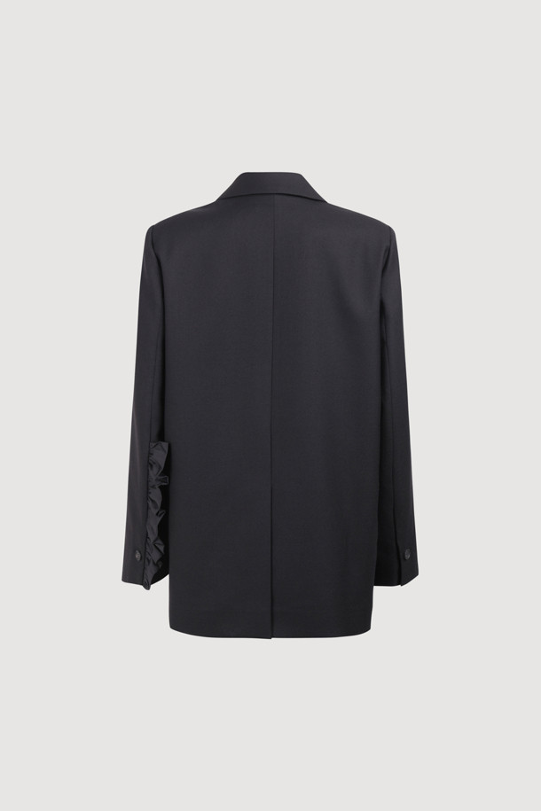 [Re-Order][아뜰리에] 프릴 디테일 테일러드 재킷 (블랙)은 가을과 겨울, 오피스룩, 출근룩, 모임룩에 어울리는 여성용 테일러드 재킷입니다. 클래식하고 엘레강스한 스타일을 연출하며, 세미 Y실루엣 핏과 힙 기장으로 세련된 핏을 선사합니다. 울 소재의 두꺼운 두께감과 단단한 촉감으로 고급스러움을 더했으며, 빅 사이즈 카라와 프릴 디테일, 아틀리에 자수, ATELIER 로고 패턴 안감 등 섬세한 디자인이 돋보입니다. 긴 소매와 어깨 패드, 셔링 디테일, 스트라이프 소매 안감으로 완성도를 높인 블랙 컬러의 무지 재킷입니다.
