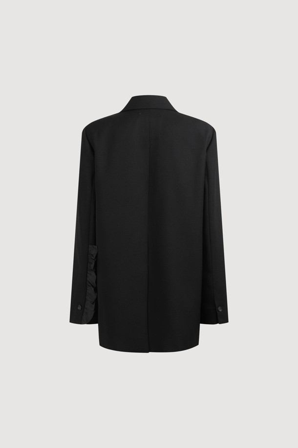 [Re-Order][아틀리에] 프릴 디테일 테일러드 재킷 (블랙)은 가을과 겨울, 오피스룩, 모임룩, 소개팅룩에 어울리는 여성용 테일러드 재킷입니다. 클래식하고 엘레강스한 스타일을 연출하며, 세미 Y 실루엣으로 떨어지는 핏이 특징입니다. 울 소재의 두꺼운 블랙 컬러의 재킷으로, 빅 사이즈 카라와 프릴 디테일, 셔링 디테일, 아틀리에 자수가 고급스러움을 더합니다. 싱글 버튼 여밈 방식과 어깨 패드가 세련된 룩을 완성하며, 스트라이프 및 로고 패턴 안감이 은은한 포인트를 줍니다.
