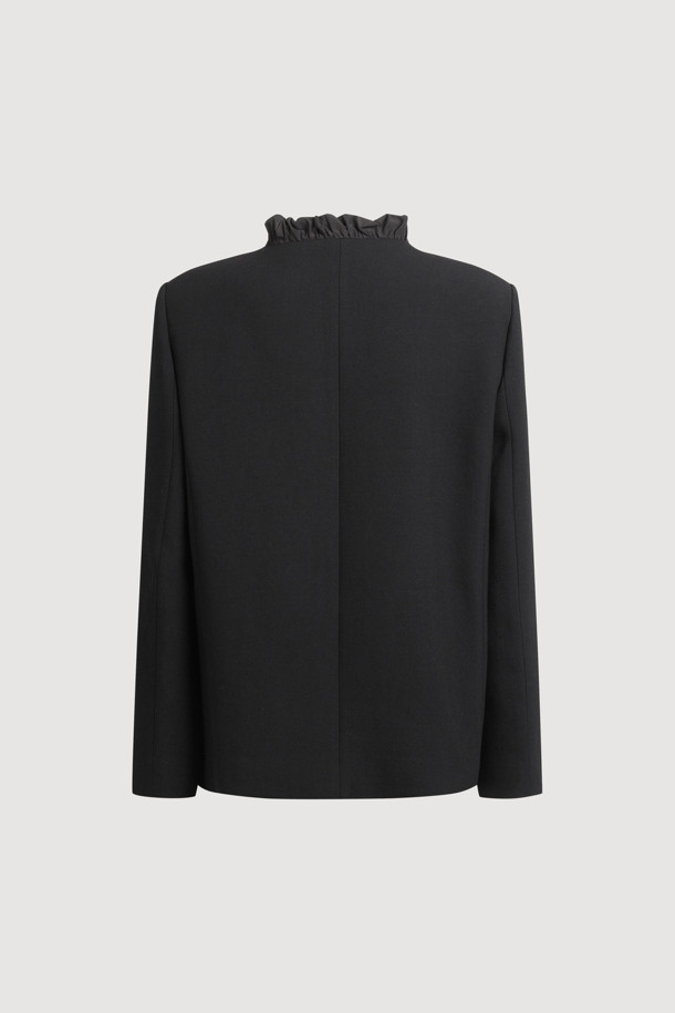 [Atelier] 라운드넥 프릴 트위드 재킷 (블랙)은 가을과 겨울, 당신의 우아함을 돋보이게 해 줄 여성용 아우터입니다. 클래식하고 우아한 스타일을 강조하며, H라인 핏과 톤온톤 블랙 컬러로 시크한 매력을 더합니다. 울 소재에 두꺼운 두께감으로 따뜻함을 선사하며, 라운드넥과 프릴 디테일이 여성스러운 포인트를 더합니다. 어깨 패드, 셔링 디테일, 비대칭 포켓, 로고 패턴 안감, 스트라이프 소매 안감 등 섬세한 디테일이 돋보이는 이 재킷은 오피스룩, 모임룩, 연말 모임룩까지 폭넓게 활용 가능합니다.
