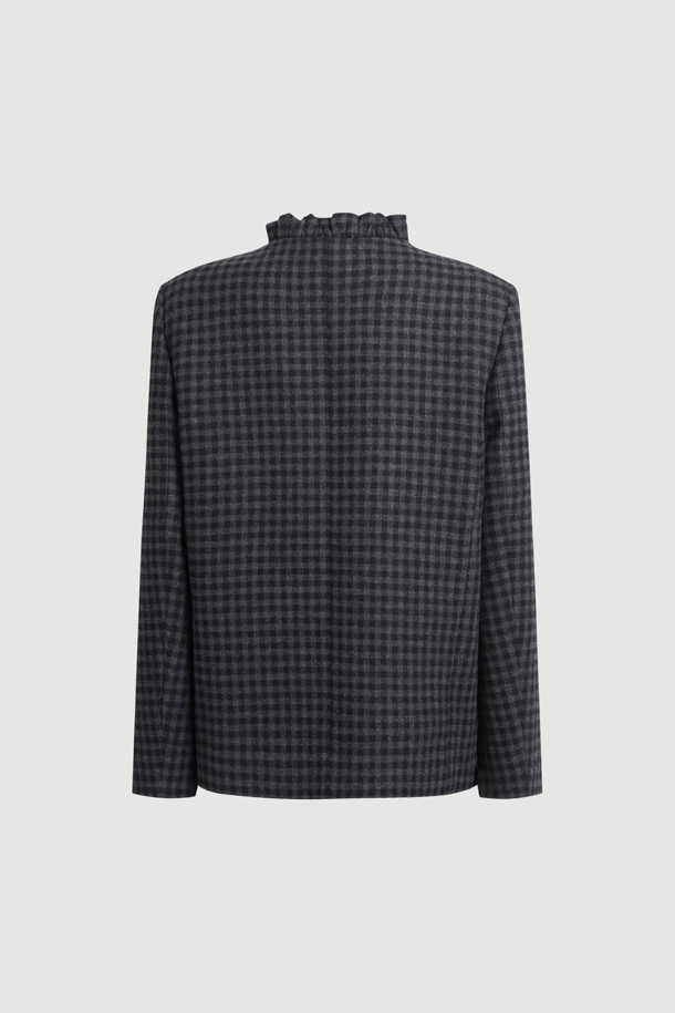 [Atelier] 라운드 넥 프릴 트위드 재킷 (멀티 컬러)은 클래식하면서도 유니크한 매력을 선사하는 여성용 아우터입니다. 가을, 겨울 시즌에 어울리는 두꺼운 울 소재로 제작되어 따뜻함을 더하며, 중힙 기장의 H라인 핏으로 세련된 실루엣을 연출합니다. 멀티 컬러 체크 패턴에 프릴 디테일, 셔링 디테일, 비대칭 포켓, 로고 패턴 안감, 스트라이프 소매 안감 등 섬세한 디자인 요소가 돋보입니다. 라운드 넥 디자인과 버튼 여밈 방식으로 편안하게 착용할 수 있으며, 데이트룩, 모임룩, 겨울 데일리룩 등 다양한 TPO에 맞춰 클래식, 미니멀, 시크한 스타일을 완성해보세요.
