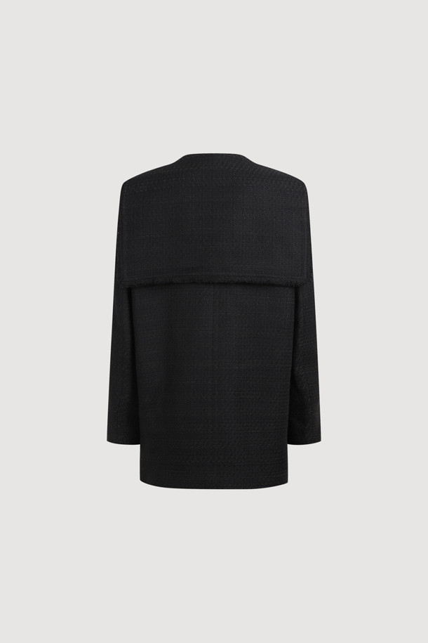 [Atelier] 세일러 트위드 재킷 (블랙)은 클래식과 유니크 스타일을 동시에 느낄 수 있는 여성용 아우터입니다. 봄, 가을에 어울리는 중간 두께감의 트위드 소재로 제작되었으며, 세일러 카라 디자인과 블랙 컬러가 시크한 분위기를 연출합니다. 힙 기장의 레귤러핏 싱글 버튼 자켓으로, 니트 프릴 디테일과 포켓 수술 장식이 돋보입니다. [Atelier] 로고 패턴 안감과 금속 로고 버튼이 고급스러움을 더하며, 데이트룩, 오피스룩, 모임룩 등 다양한 TPO에 활용하기 좋습니다.
