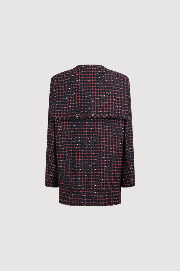 [Atelier] 세일러 트위드 재킷 (네이비)는 여성스러운 무드를 자아내는 트위드 재킷입니다. 세일러 카라와 니트 프릴 디테일이 돋보이며, 힙 기장의 레귤러 핏으로 제작되었습니다. 네이비 컬러의 트위드 소재는 클래식하면서도 유니크한 스타일을 연출하며, 싱글 버튼 여밈과 금속 로고 버튼으로 고급스러움을 더했습니다. 안감은 ATELIER 로고 패턴으로 마감되었으며, 포켓 수술 장식이 포인트입니다. 데이트룩, 오피스룩, 모임룩에 모두 잘 어울리는 아이템입니다.
