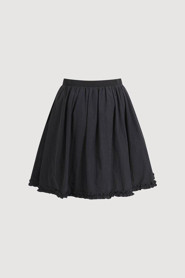 솔리드 밴딩 미디 스커트 (블랙)는 캐주얼하면서도 유니크한 스타일을 연출하는 여성 미디 스커트입니다. 허리 밴딩과 옆 라인 지퍼 디테일로 편안한 착용감을 선사하며, 턱 셔링과 밑단 러플 디자인이 더해져 볼륨감 있는 A라인 핏을 완성합니다. 사계절 내내 활용 가능하며, 동네 마실룩이나 카페룩 등 다양한 TPO에 잘 어울립니다. 캐주얼, 미니멀, 클래식 스타일을 선호하는 분들께 추천합니다. 나일론과 폴리에스터 혼방 소재로 제작되어 부드러운 촉감을 느낄 수 있습니다.
