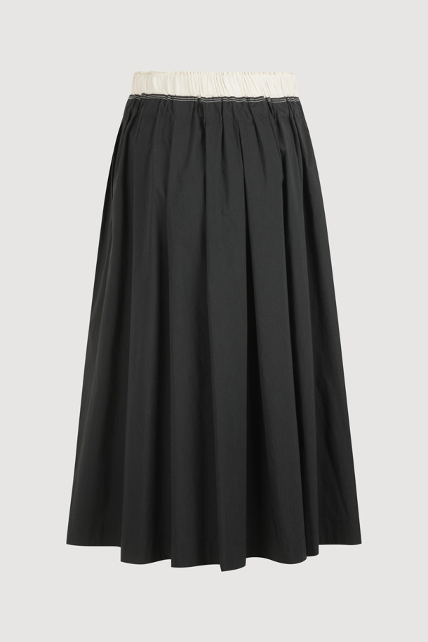 부드러운 면 소재로 제작되어 편안한 착용감을 선사하는 Pleats Banding Long Skirt (다크 네이비)입니다. 허리 밴딩과 A라인 & 플리츠 디자인으로 캐주얼하면서도 베이직한 스타일을 연출하며, 얇은 두께감으로 봄, 여름, 가을 시즌에 활용하기 좋습니다. 바이오 가공 처리와 허리 배색, 로고 테이프 디테일이 돋보이는 여유핏 롱스커트입니다.
