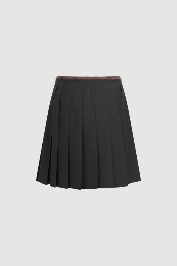 텍스쳐 블록 플리츠 미디 스커트 (블랙)는 가을, 겨울 시즌에 어울리는 여성용 미디 스커트입니다. H라인과 플리츠 디테일이 돋보이는 디자인으로, 클래식하면서도 유니크한 스타일을 연출합니다. 울 혼방 소재에 두꺼운 두께감으로 따뜻하게 착용할 수 있으며, 체크 패턴이 세련된 포인트를 더합니다. 허리 부분 브라운 스웨이드 배색과 옆 라인 지퍼, 벨트고리 디테일이 돋보이며, 로우라이즈 스타일 연출도 가능합니다. 오피스룩, 모임룩, 겨울 데일리룩 등 다양한 TPO에 활용 가능한, 미니멀하고 시크한 매력의 스커트입니다.
