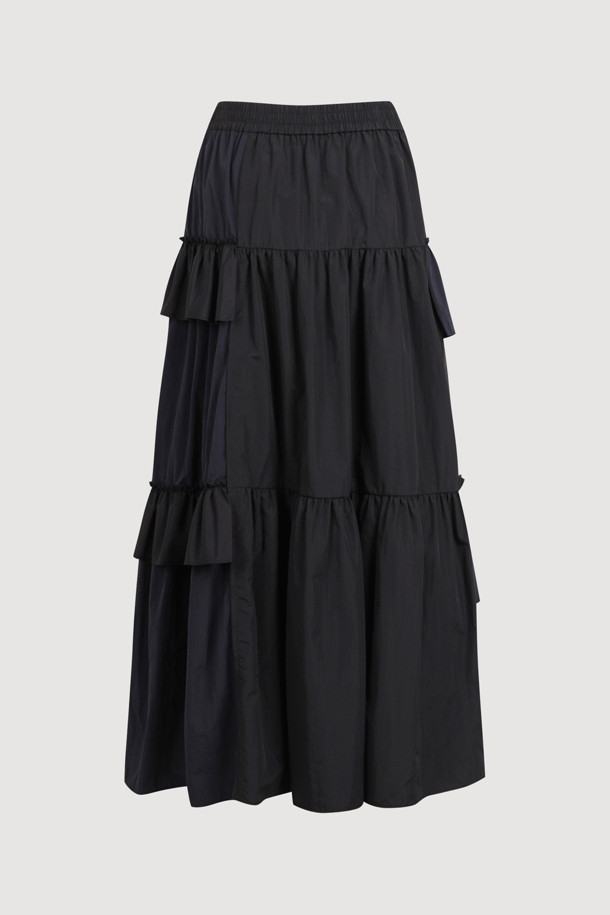 프릴 포인트 밴딩 롱 스커트 (black)는 유니크하면서도 클래식한 무드를 연출하는 여성용 스커트입니다. 얇은 두께감의 나일론 소재로 제작되어 사계절 내내 편안하게 착용 가능하며, A라인 핏으로 여성스러운 실루엣을 선사합니다. 허리 밴딩 디자인과 맥시 기장, 언밸런스 절개라인, 프릴 디테일이 어우러져 캐주얼하면서도 세련된 스타일을 완성합니다. 데이트룩, 카페룩, 여행룩 등 다양한 TPO에 활용할 수 있는 웨어러블 아이템입니다. 미니멀, 클래식, 캐주얼 스타일을 즐겨 입는 분들께 추천합니다.
