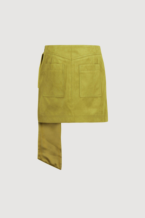 리본 포인트 스웨이드 미니 스커트 (라임)는 부드러운 스웨이드 소재로 제작되어 봄, 가을에 착용하기 좋습니다. H라인 핏과 무지 패턴으로 클래식하면서도 유니크한 스타일을 연출하며, 데일리룩과 모임룩에 모두 잘 어울립니다. 라임 컬러와 벨벳 배색 포인트가 산뜻함을 더하고, 옆 지퍼 여밈으로 편안하게 착용할 수 있습니다. 오버사이즈 아우터와 코디하여 스타일리시한 룩을 완성해 보세요.
