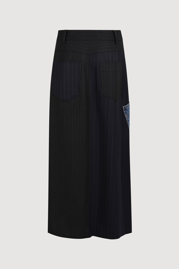 [Re-Order] 데님 스트라이프 믹스 롱 스커트 (multi color)는 여성스러운 롱 스커트로, 봄, 가을에 어울리는 아이템입니다. 유니크하면서도 클래식한 스타일을 연출하며, 데님과 울 소재의 조화가 돋보입니다. 세미 A라인 핏과 한쪽 플리츠 디테일이 세련된 실루엣을 완성하며, 앞 지퍼 여밈으로 편안하게 착용 가능합니다. 멀티 컬러 스트라이프 패턴이 돋보여 데이트룩, 모임룩, 카페룩 등 다양한 TPO에 활용하기 좋습니다. 미니멀하고 캐주얼한 스타일을 즐기는 분들께 추천합니다.
