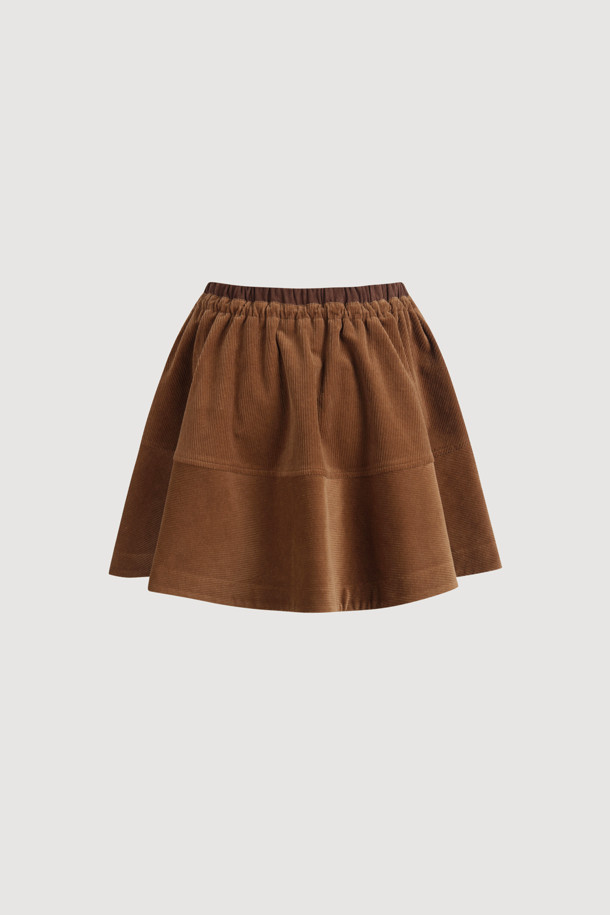 코듀로이 밴딩 미니 스커트(브라운)는 캐주얼, 클래식, 미니멀 스타일을 사랑하는 여성분들을 위한 아이템입니다. 가을, 겨울 시즌에 어울리는 A라인 핏의 미니스커트로, 허리 밴딩과 허리 스웨이드 배색 디테일이 특징입니다. 부드러운 코듀로이와 스웨이드 소재가 따뜻하고 포근한 느낌을 선사하며, 루즈핏 디자인으로 편안한 착용감을 제공합니다. 데이트룩이나 모임룩으로 여성스러우면서도 스타일리시하게 연출해보세요. 볼륨감 있는 실루엣으로 다리가 더욱 길어 보이는 효과를 줍니다.
