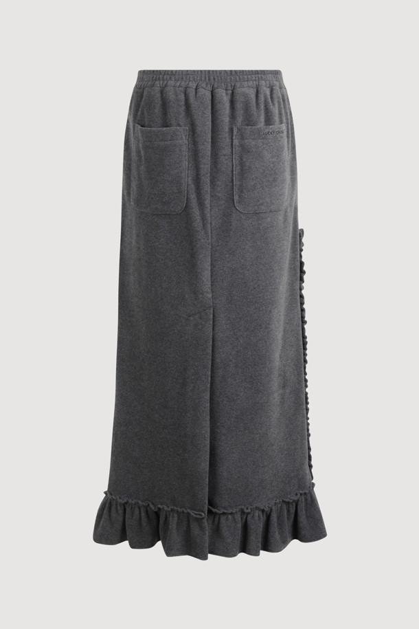 [Re-Order] 프릴 포인트 밴딩 롱 스커트 (grey)는 부드러운 촉감의 후리스 소재로 제작되어 가을, 겨울 시즌에 따뜻하게 착용하기 좋은 여성 롱 스커트입니다. 캐주얼, 미니멀, 클래식 스타일을 모두 아우르는 디자인으로, 허리 밴딩과 넉넉한 루즈핏으로 편안한 착용감을 선사합니다. H라인 핏에 프릴 디테일이 더해져 여성스러운 포인트를 더했으며, 뒷트임과 레터링 자수, 포켓 디테일로 실용성을 높였습니다. 산책룩, 집콕룩 등 다양한 TPO에 활용하기 좋은 그레이 컬러의 무지 롱 스커트입니다.
