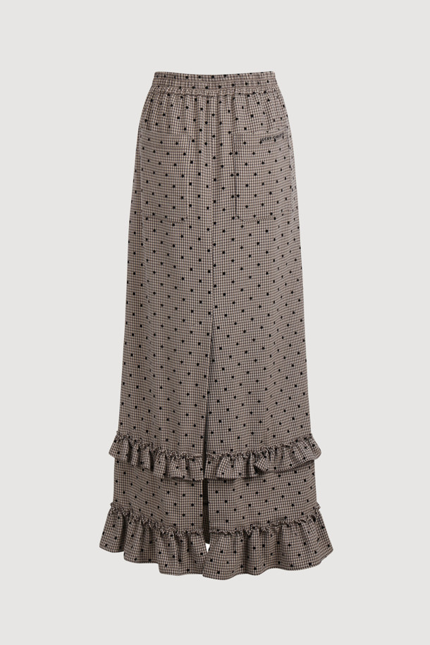 프릴 포인트 체크 밴딩 롱 스커트 (베이지)는 여성스러운 매력을 극대화하는 롱 스커트입니다. 베이지 색상에 체크와 도트 패턴이 은은하게 조화되어 페미닌한 무드를 연출합니다. 허리 밴딩 디자인으로 편안한 착용감을 선사하며, H라인 핏과 루즈핏의 조화로 자연스러운 실루엣을 만들어줍니다. 프릴 디테일, 뒤 트임, 뒤 포켓, 레터링 자수 디테일이 돋보이며, 데이트룩, 모임룩 등 다양한 TPO에 활용 가능합니다. 클래식, 미니멀, 로맨틱 스타일을 즐겨 입는 분들께 추천합니다.
