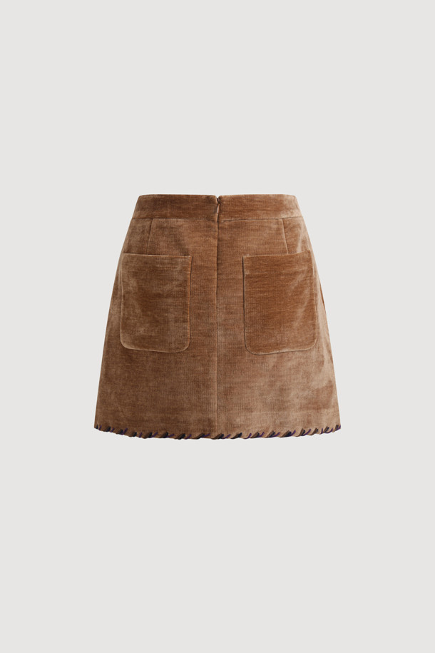 헤임 자수 벨벳 미니 스커트(브라운)는 부드러운 벨벳 소재, H라인 핏으로 클래식한 무드를 연출합니다. 밑단 자수 디테일이 돋보이며, 가을, 겨울 시즌에 어울리는 두꺼운 두께감으로 따뜻하게 착용할 수 있습니다. 뒷면 지퍼 클로징으로 편안하게 착용 가능하며, 데이트룩, 모임룩, 연말 모임룩 등 다양한 TPO에 활용 가능합니다. 미니멀, 시크 스타일에 매치하여 세련된 스타일을 완성해 보세요. 브라운 컬러로 어떤 상의와도 쉽게 어울립니다.
