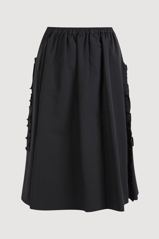 **프릴 포인트 밴딩 롱 스커트 (블랙)**는 여성스러운 무드를 연출하는 캐주얼 스타일의 롱 스커트입니다. 면과 폴리에스테르 혼방 소재로 제작되어 편안한 착용감을 선사하며, 사계절 내내 활용하기 좋습니다. A라인 핏에 프릴 디테일이 더해져 볼륨감 있는 실루엣을 완성하며, 밴딩 허리 디자인으로 편안함을 더했습니다. 데이트룩, 산책룩 등 다양한 TPO에 미니멀, 클래식 스타일로 연출하여 세련된 분위기를 낼 수 있습니다. 블랙 컬러의 무지 디자인으로 어떤 상의와도 매치하기 용이하여 활용도가 높습니다.
