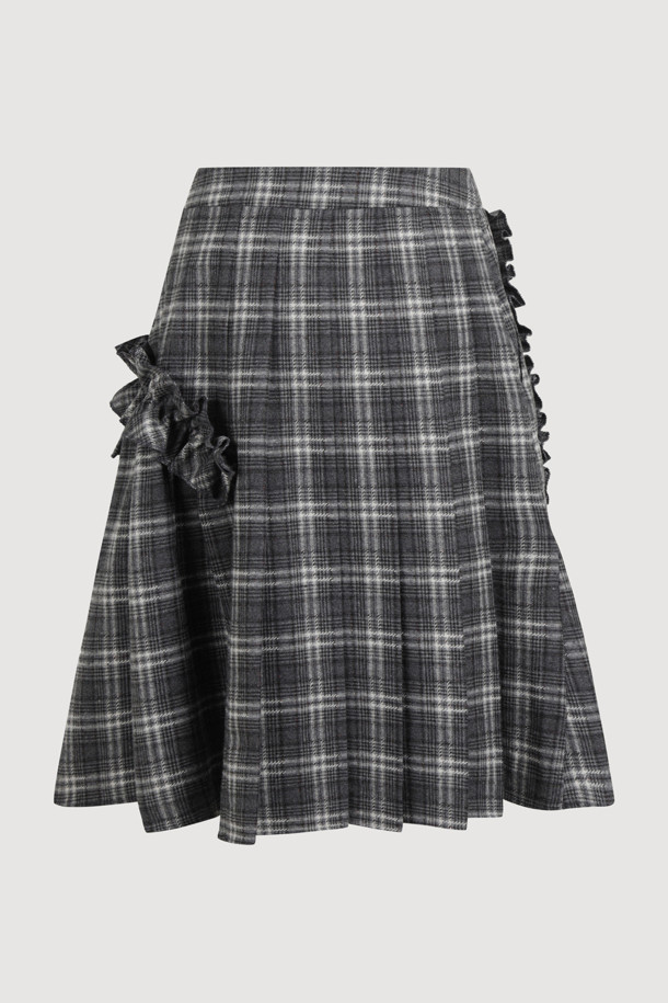 다크 그레이 컬러의 Check Wrinkle 미디 스커트입니다. 울 소재로 제작되어 부드러운 촉감과 두께감으로 가을, 겨울 시즌에 따뜻하게 착용할 수 있습니다. 클래식한 무드의 A라인 핏에 체크 패턴이 더해져 고급스러운 느낌을 주며, 오피스룩, 출근룩, 모임룩 등 다양한 TPO에 활용 가능합니다. 옆 지퍼 여밈과 셔링, 주름 디테일이 특징이며, 필링에 주의하여 관리해야 합니다. 미니멀한 스타일을 즐겨 입는 여성분들께 추천합니다.
