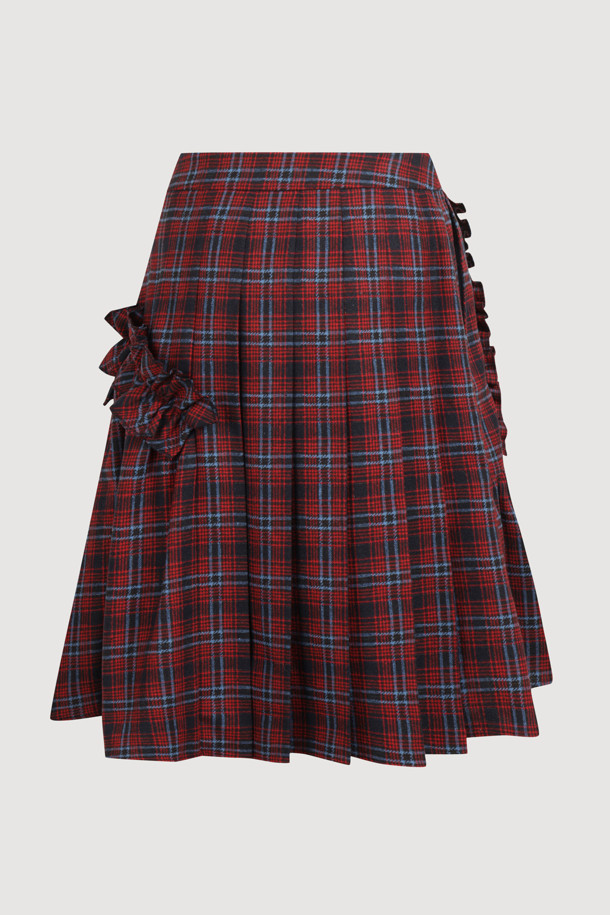 클래식한 매력의 Check Wrinkle 미디 스커트(레드)를 소개합니다. 울 소재로 제작되어 가을, 겨울 시즌에 따뜻하게 착용할 수 있으며, A라인 핏과 플리츠, 셔링 및 주름 디테일이 여성스러운 실루엣을 연출합니다. 체크 패턴과 두께감 있는 소재는 클래식하면서도 세련된 스타일을 완성하며, 미디 기장으로 다양한 TPO에 활용 가능합니다. 오피스룩, 모임룩, 데이트룩 등 격식 있는 자리에도 잘 어울리는 아이템입니다. 옆 지퍼 디테일로 편안한 착용감을 선사합니다.
