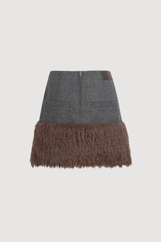 멜란지 그레이 컬러의 페이크 퍼 미니 스커트입니다. 울 혼방 소재의 부드러운 촉감과 두꺼운 두께감으로 가을, 겨울철 따뜻하게 착용할 수 있습니다. 캐주얼, 클래식, 미니멀 스타일 모두 소화 가능하며, A라인 핏과 세미 A라인 핏으로 여성스러운 실루엣을 연출합니다. 페이크 퍼 배색 디테일과 뒤 중심 지퍼 디테일이 돋보이며, 모임룩으로 활용하기 좋습니다. 트윌 조직과 뒤판 개발 텍션지를 사용하여 제작되었으며, 필링에 유의하여 관리해야 합니다.
