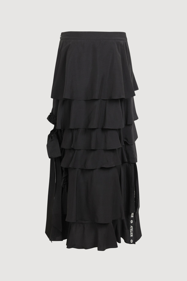 [Atelier] 프릴 포인트 롱 스커트 (블랙)는 여성 고객을 위한 클래식하고 유니크한 스타일의 롱 스커트입니다. 부드러운 레이온 소재로 제작되어 사계절 내내 편안하게 착용할 수 있으며, 세미 A라인 핏으로 여성스러운 실루엣을 연출합니다. 밑단 트임과 리본, 프릴 디테일이 돋보이며, 옆 지퍼로 간편하게 착용할 수 있습니다. 데이트룩, 카페룩, 모임룩 등 다양한 TPO에 활용 가능하며, 미니멀, 시크 스타일을 선호하는 분들께 추천합니다. 활동성이 좋아 편안하게 움직일 수 있으며, 다양한 상의와 매치하여 폭넓은 스타일을 연출할 수 있습니다.
