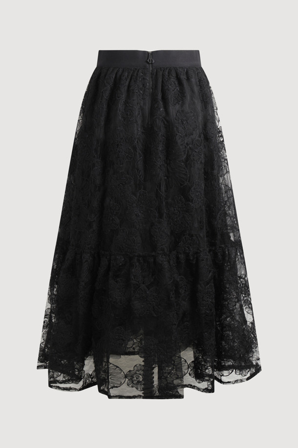 [Atelier] 레이스 밴딩 롱 스커트 (black)는 클래식하고 엘레강스한 무드를 연출하는 여성 의류입니다. 블랙 컬러의 레이스, 메쉬 소재가 조화롭게 어우러져 사계절 내내 활용 가능하며, A라인 핏과 맥시 기장으로 우아한 실루엣을 선사합니다. 허리 밴딩과 뒷중심 지퍼, 무릎 기장 안감, 레터링 디테일이 특징이며, 데이트룩, 모임룩, 파티룩 등 다양한 TPO에 맞춰 클래식, 미니멀, 로맨틱 스타일을 연출할 수 있습니다. 얇은 두께감과 루즈핏으로 편안한 착용감을 제공하며, 사틴 안감으로 고급스러운 분위기를 더합니다.
