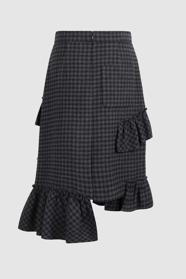 [Atelier] 프릴 포인트 미디 스커트 (멀티 컬러)는 가을, 겨울 시즌에 어울리는 여성용 미디 스커트입니다. 울 소재로 제작되어 부드러운 촉감을 선사하며, H라인 슬림핏으로 클래식하고 시크한 스타일을 연출합니다. 언밸런스 디자인과 프릴 디테일, 아웃포켓이 특징이며, 뒷중심 지퍼로 편안하게 착용할 수 있습니다. 멀티 컬러 체크 패턴으로 유니크한 매력을 더하여 데이트룩, 모임룩, 겨울 데일리룩 등 다양한 TPO에 활용하기 좋습니다.
