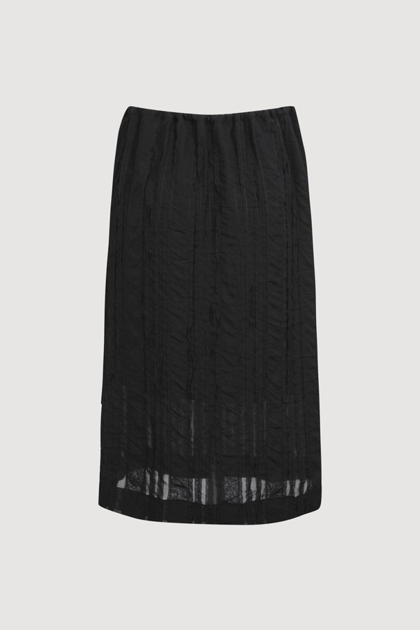 Lace Banding 미디 스커트 (블랙)는 페미닌하고 캐주얼한 무드를 동시에 연출하는 여성용 미디 스커트입니다. 부드러운 폴리에스터와 레이스 소재로 제작되어 얇고 시원하며, 허리 스트링과 레터링 테이프 디자인으로 포인트를 더했습니다. H라인의 레귤러핏으로, 무릎 아래 기장과 레이스 & 도트 패턴이 어우러져 사계절 내내 다양한 스타일로 활용하기 좋습니다.
