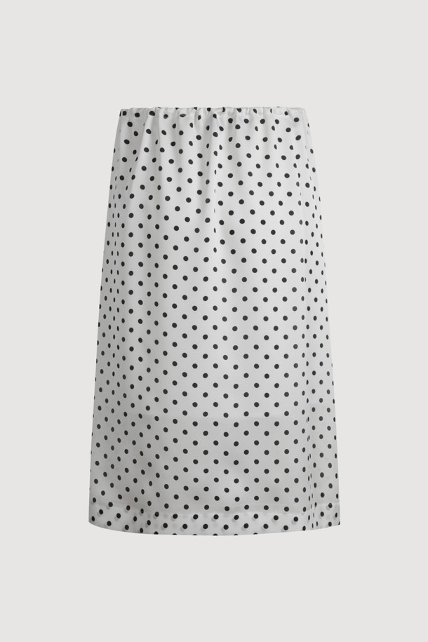 도트 밴딩 미디 스커트 (아이보리)는 여성스러운 무드와 캐주얼함을 동시에 연출할 수 있는 미디 스커트입니다. 부드러운 촉감의 폴리에스터, 사틴 혼방 소재로 제작되어 편안한 착용감을 선사하며, 은은한 광택감이 고급스러운 분위기를 더합니다. 허리 스트링 디테일과 허리 중심 레터링 테이프로 포인트를 주어, H라인 핏으로 다리가 길어 보이는 효과를 줍니다. 일상, 데이트룩, 카페룩, 쇼핑룩 등 다양한 TPO에 활용 가능하며, 캐주얼, 클래식, 로맨틱 스타일을 모두 소화할 수 있습니다. 무릎 아래 기장의 아이보리 컬러 도트 패턴 스커트로, 봄, 여름 계절에 산뜻하게 즐길 수 있습니다.
