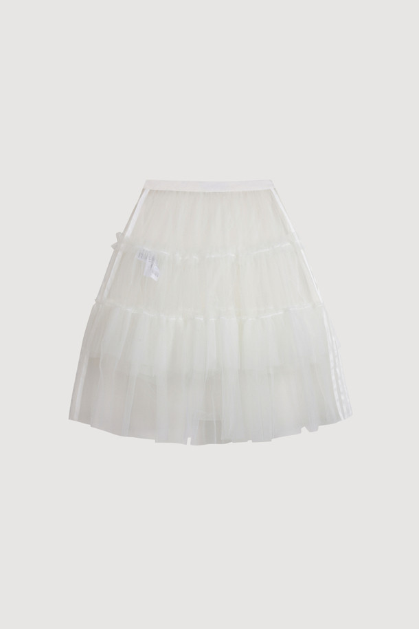 See-through Mesh Banding Skirt (white)는 여성용으로, 가볍고 시원한 착용감의 미디 기장 스커트입니다. 얇은 두께감의 화이트 컬러 메쉬 소재와 허리 밴딩, 볼륨감 있는 프릴 디테일이 특징이며, 시스루 디자인으로 레이어드하여 다양한 스타일을 연출할 수 있습니다. 사계절 내내 유니크한 스타일을 연출하고 싶은 분들께 추천하는 아이템입니다.

