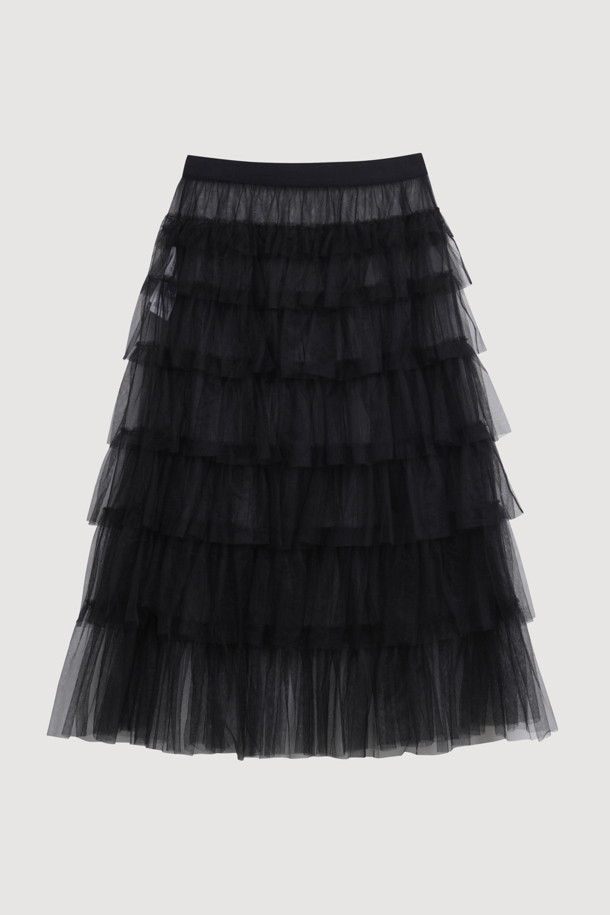 부드러운 메쉬 소재로 제작된 Frill Mesh Banding 롱 스커트(블랙)는 페미닌하고 유니크한 무드를 연출합니다. 허리 밴딩과 맥시 기장으로 편안한 착용감을 선사하며 A라인, 루즈핏 디자인으로 자연스러운 실루엣을 완성합니다. 풍성한 볼륨감을 더하는 프릴 디테일이 돋보이는 데일리 롱 스커트입니다.
