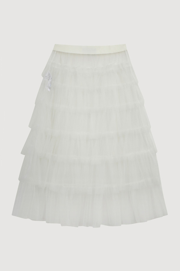 프릴 메쉬 밴딩 롱 스커트 (아이보리)는 여성스러운 무드를 연출하는 캐주얼 스타일의 메쉬 스커트입니다. 봄, 여름 계절에 어울리는 얇은 두께감과 루즈핏으로 편안하게 착용할 수 있습니다. 허리 밴딩 처리와 A라인 핏으로 활동성을 높였으며, 볼륨감 있는 프릴 디테일이 돋보입니다. 맥시 기장으로 다리 라인을 커버하며, 데이트룩, 여행룩, 휴가룩 등 다양한 TPO에 활용할 수 있습니다. 부드러운 촉감의 무지 디자인으로 어떤 상의와도 쉽게 매치 가능합니다.
