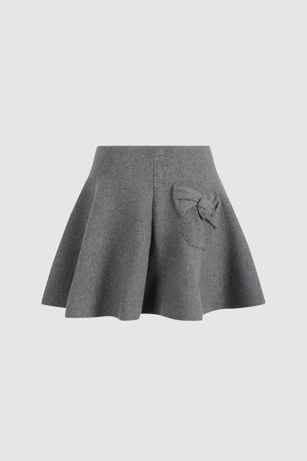 [Re-Order] 플레어 니트 스커트 (멜란지 그레이)는 가을과 겨울, 페미닌하고 유니크한 스타일을 연출하는 여성용 스커트입니다. 울과 코튼 혼방의 탄탄한 두께감으로 제작되어, 슬림핏 플레어 라인이 체형 보완에 도움을 줍니다. 멜란지 그레이 컬러의 무지 디자인으로, 다양한 상의와 레이어드하여 클래식, 미니멀, 걸리시한 스타일을 완성할 수 있습니다. 뒤 포켓 리본 디테일이 돋보이며, 가디건이나 풀오버와 세트로 착용하여 데이트룩, 카페룩, 겨울 데일리룩을 연출하기 좋습니다.
