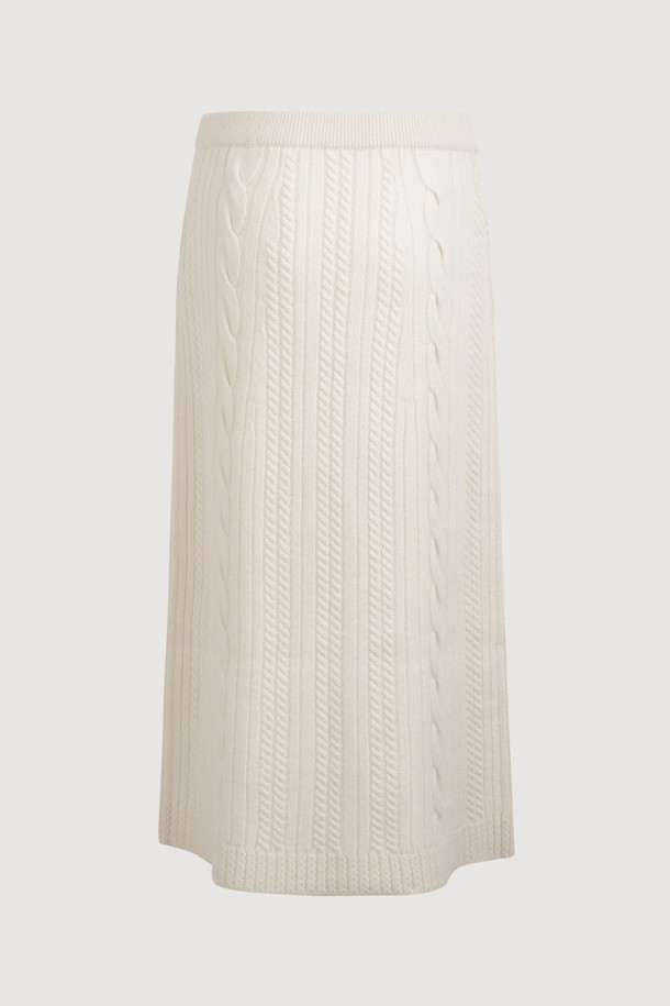 **Ribbon Knit Skirt (아이보리)**

부드러운 메리노울 소재의 리본 니트 스커트입니다. 세미 A라인 핏과 맥시 기장으로 우아한 실루엣을 연출하며, 케이블 및 립조직 패턴이 고급스러운 분위기를 더합니다. 밑단 립조직과 리본 디테일이 돋보이며, 두꺼운 두께감으로 따뜻하게 착용 가능합니다. 가을, 겨울 시즌 데이트룩, 모임룩, 출근룩 등 다양한 TPO에 활용 가능하며, 클래식, 미니멀, 걸리시 스타일을 즐기는 여성분들께 추천합니다. 체형 커버에도 효과적이며 세트업으로도 활용할 수 있습니다.
