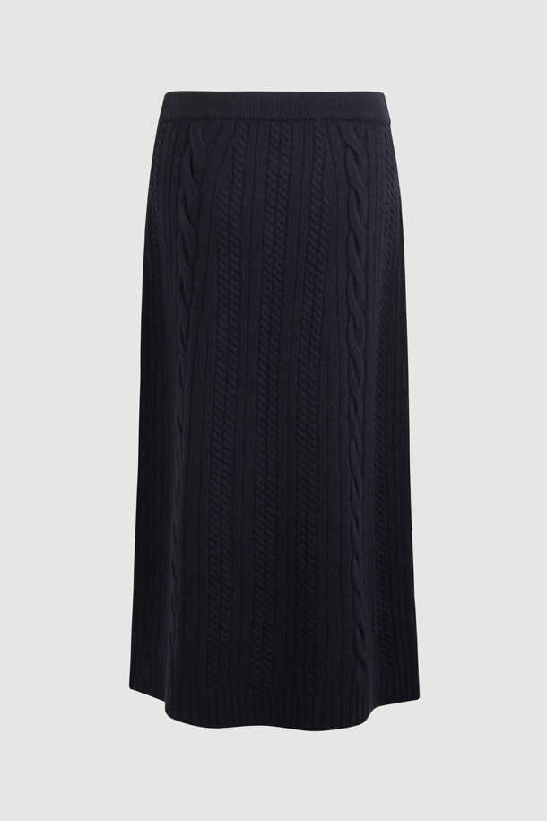 다크 네이비 색상의 리본 니트 스커트입니다. 메리노 울 소재로 제작되어 부드러운 촉감과 따뜻함을 선사하며, 가을/겨울 시즌에 적합합니다. 세미 A라인 핏에 밑단 립조직과 케이블/립조직 패턴이 우아하고 클래식한 분위기를 연출합니다. 허리 부분의 리본 디테일이 여성스러운 포인트를 더하며, 체형 커버에도 효과적입니다. 출근룩과 모임룩 모두 소화 가능한 활용도 높은 맥시 스커트로, 셋업 연출도 가능합니다.
