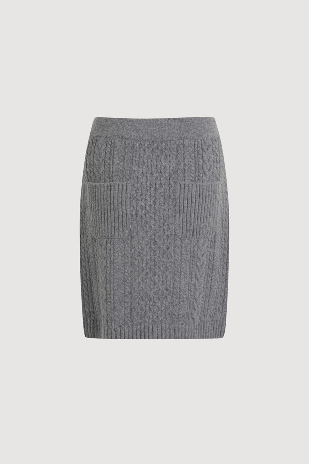 멜란지 그레이 컬러의 케이블 자수 니트 스커트입니다. 울, 캐시미어, 나일론 혼방 소재로 제작되어 부드러운 촉감과 따뜻함을 선사합니다. H라인 핏의 미니스커트로, 허리 밴딩과 케이블, 플라워 자수 디테일이 돋보입니다. 가을, 겨울 시즌 데이트룩, 모임룩, 클래식, 미니멀, 캐주얼 스타일 모두 소화 가능한 아이템입니다. 니팅 조직감이 포근한 분위기를 더합니다.
