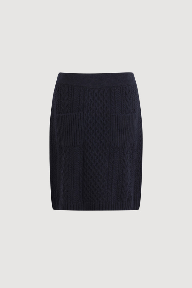 다크 네이비 컬러의 케이블 자수 니트 스커트입니다. 울, 캐시미어, 나일론 혼방 소재로 제작되어 부드러운 촉감과 두꺼운 두께감으로 따뜻하게 착용할 수 있습니다. H라인 미니스커트 디자인에 허리 밴딩, 자수 디테일, 니트 조직감이 더해져 미니멀하면서도 베이직한 스타일을 연출합니다. 가을, 겨울 시즌 데이트룩, 출근룩, 모임룩 등 다양한 TPO에 클래식, 미니멀, 시크한 무드로 활용하기 좋습니다. 레귤러핏으로 편안하게 착용 가능하며, 케이블 패턴과 플라워 자수 무늬가 특징입니다.
