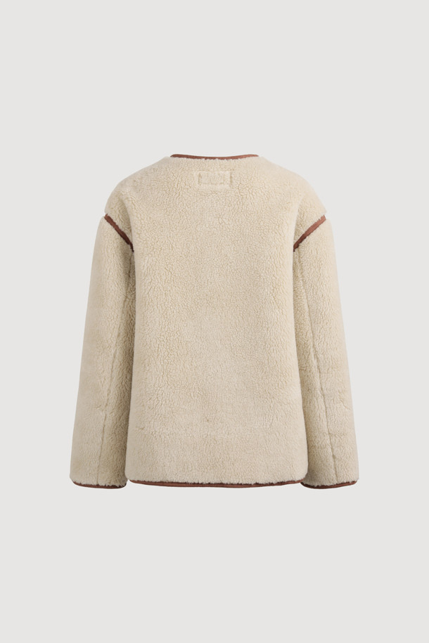 라운드 넥 페이크 퍼 점퍼 (라이트 베이지)는 부드러운 촉감의 페이크 퍼 소재로 제작되어 가을과 겨울에 따뜻하게 입을 수 있는 여성용 점퍼입니다. 힙 기장의 박시 핏 디자인으로 캐주얼하면서도 클래식한 스타일을 연출하며, 양면 착용이 가능하여 다양한 분위기를 낼 수 있습니다. 라이트 베이지 컬러의 무지 디자인은 어떤 옷에도 잘 어울리며, 버튼 여밈 방식과 긴 소매 기장으로 편안함을 더했습니다. 스웨이드 파이핑 디테일이 고급스러움을 더하며, 겨울 데일리룩, 모임룩, 데이트룩 등 다양한 TPO에 활용하기 좋습니다.
