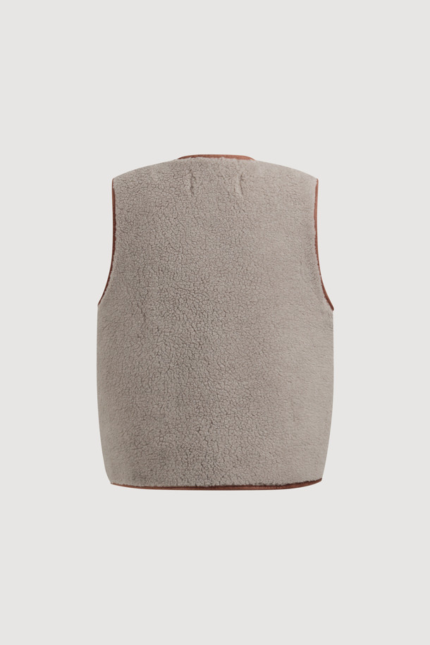 "Re-Order" 라운드 넥 페이크 퍼 머스탱 베스트 (다크 베이지)는 부드러운 페이크 퍼와 스웨이드 소재로 제작되어 포근한 착용감을 선사합니다. 숏 기장에 힙을 살짝 덮는 기장감으로, 캐주얼과 스트릿 스타일을 넘나들며 다양한 룩에 활용하기 좋습니다. 안감은 플리스, 두꺼운 두께감으로 가을, 겨울 시즌 따뜻하게 입을 수 있으며, 아웃포켓과 소뿔 단추, 후드 디자인으로 포인트를 더했습니다. 여유로운 핏과 민소매 디자인으로 활동성을 높여 겨울 데일리룩, 동네 마실룩, 산책룩에 편안하게 매치할 수 있습니다.
