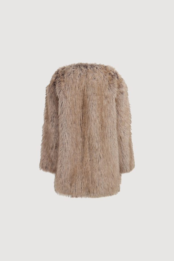 Fake Fox 노 칼라 코트 (브라운)는 부드러운 페이크 퍼와 페이크 폭스 소재로 제작되어 포근한 착용감을 선사합니다. 무릎 기장의 오버핏 디자인으로, 스타일리시하면서도 유니크한 분위기를 연출하며, 노 칼라 타입의 캐스카 여밈 방식으로 편안하게 착용할 수 있습니다. 가을, 겨울 시즌에 어울리는 두꺼운 두께감으로 보온성을 높였으며, 로고 패턴 안감으로 고급스러움을 더했습니다. 데이트룩, 모임룩, 연말 모임룩 등 다양한 TPO에 활용 가능하며, 클래식, 미니멀, 시크 스타일을 즐겨 입는 여성분들께 추천합니다. 브라운 컬러의 무지 디자인은 어떤 스타일에도 쉽게 매치할 수 있어 활용도가 높습니다.
